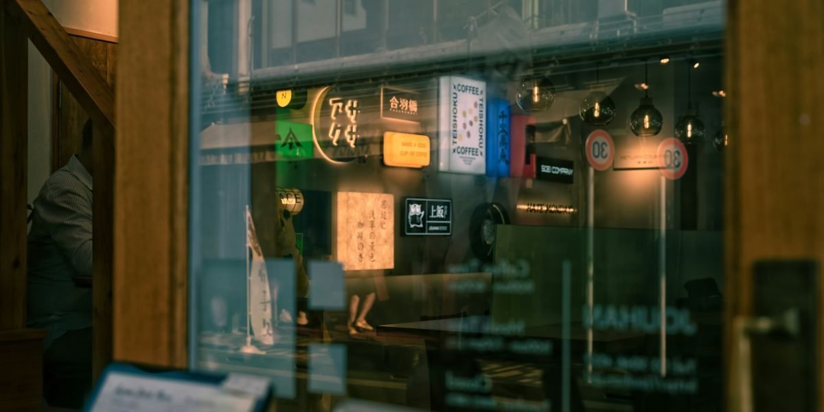 How Odds Emerge From Crowd Dynamics